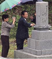 Terakoshi visits family grave in Japan